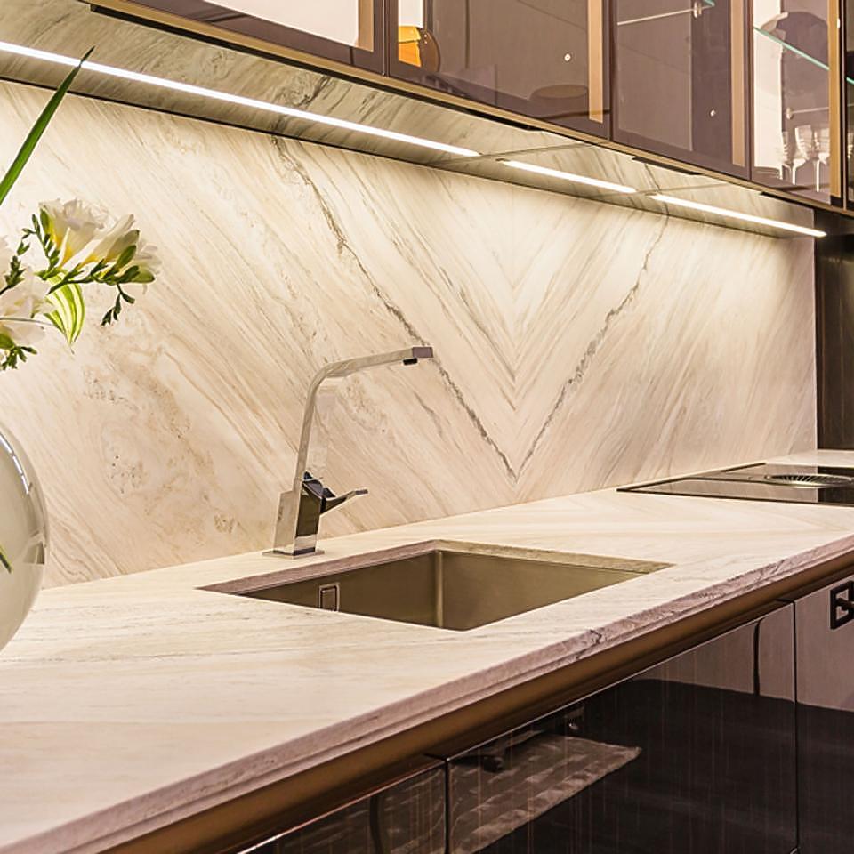 Фото - Стенд салона интерьеров Aurrum  | Столешница. Мрамор Pallisandro Classico