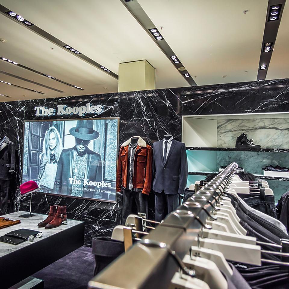 Фото - Бутик одежды The Kooples, г. Москва  |  	Облицовка панели с принтом. Ниша для выкладки обуви