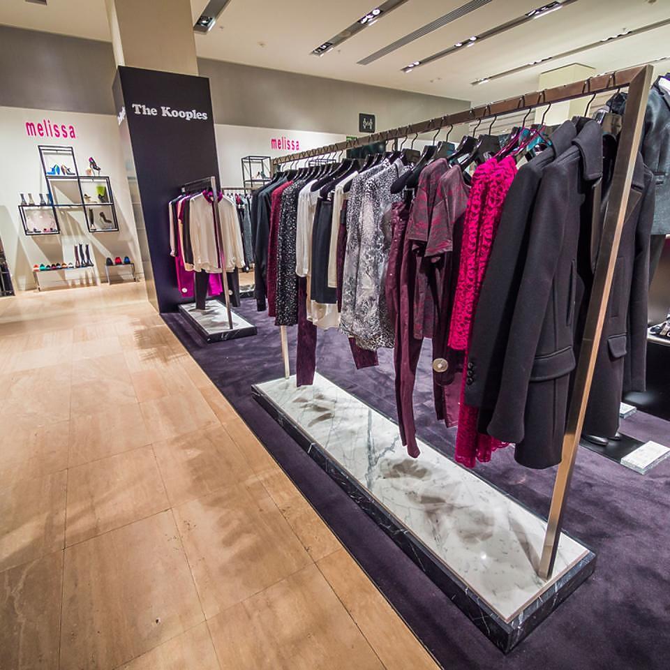 Фото - Бутик одежды The Kooples, г. Москва  | Подставки для вешалок с одеждой. Мрамор Nero Marquinia, Bianco Venatino