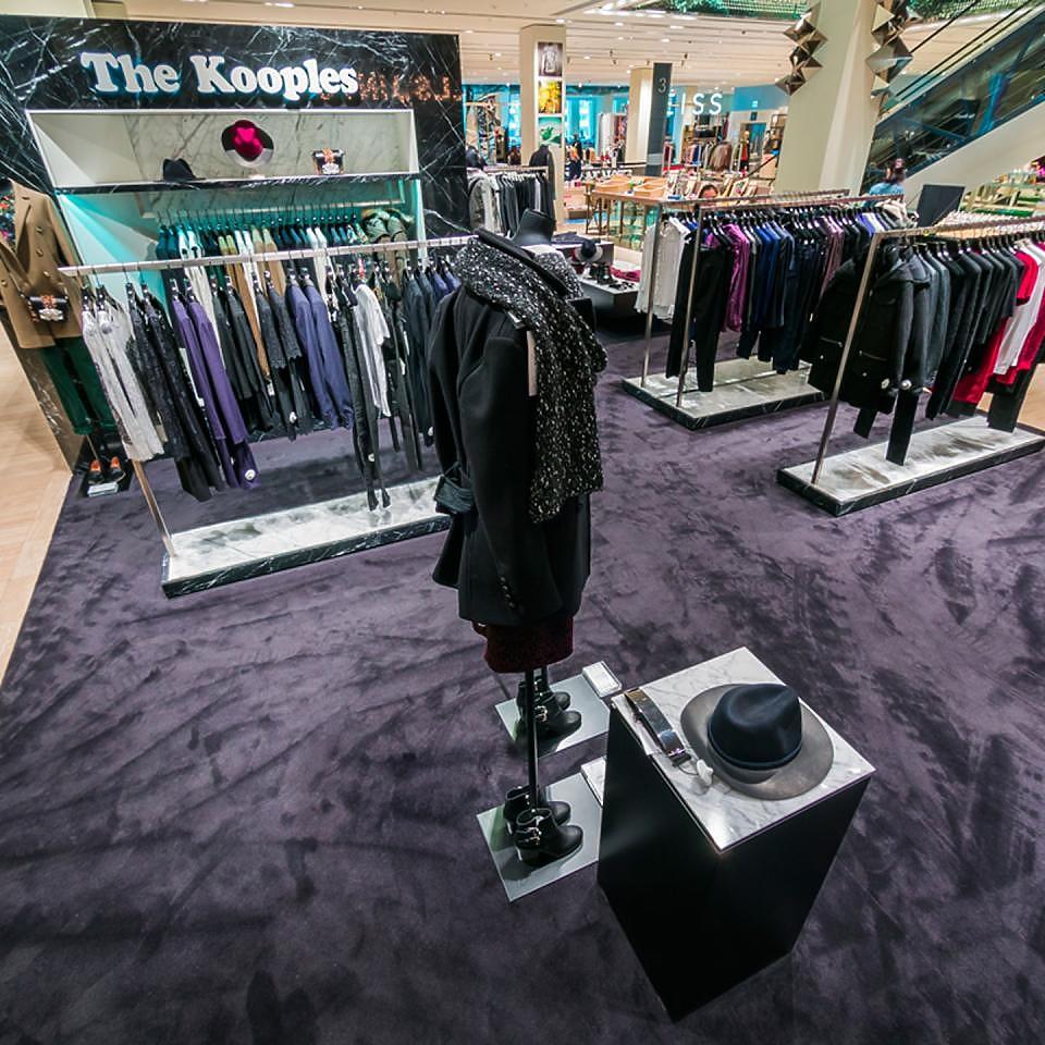 Фото - Бутик одежды The Kooples, г. Москва  | Подставки для вешалок с одеждой. Маникены
