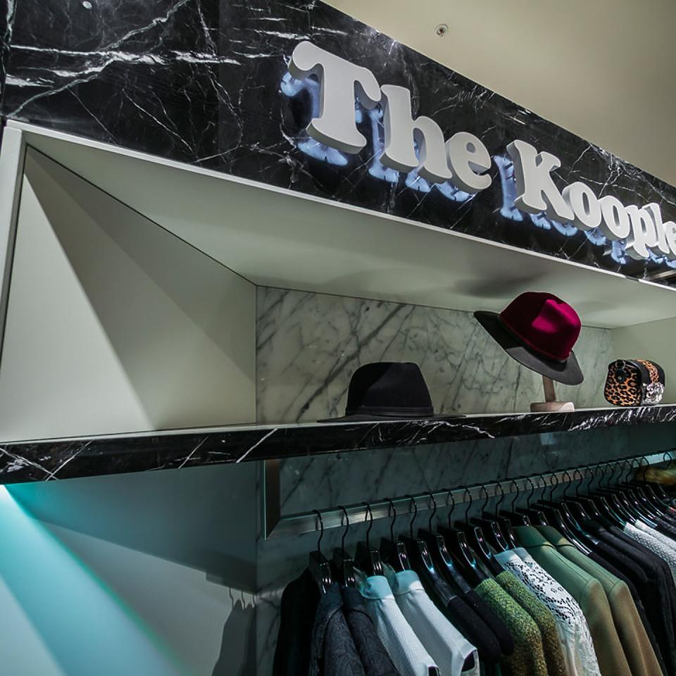 Фото - Бутик одежды The Kooples, г. Москва  | Ниша для одежды. Облицовка мрамором