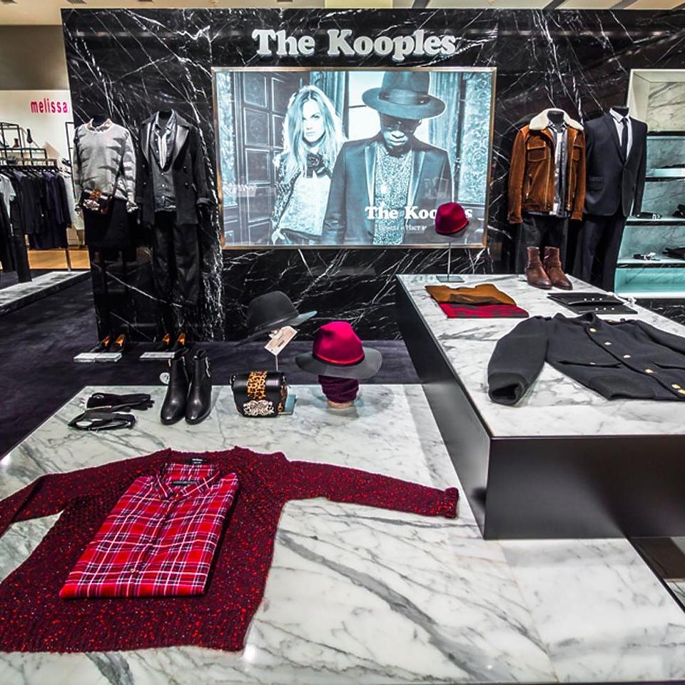 Фото - Бутик одежды The Kooples, г. Москва  | Подставки для выкладки одежды. Мрамор Bianco Venatino