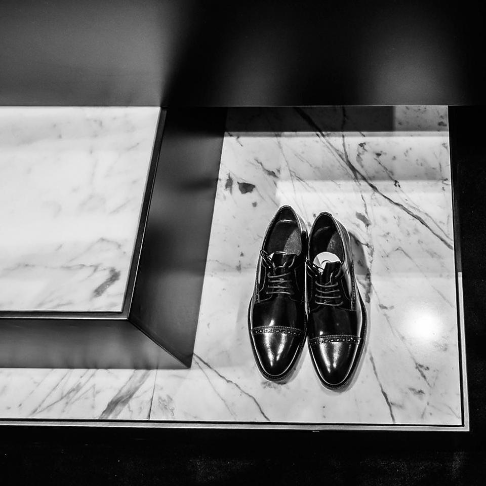 Фото - Бутик одежды The Kooples, г. Москва  | Подставка для выкладки обуви