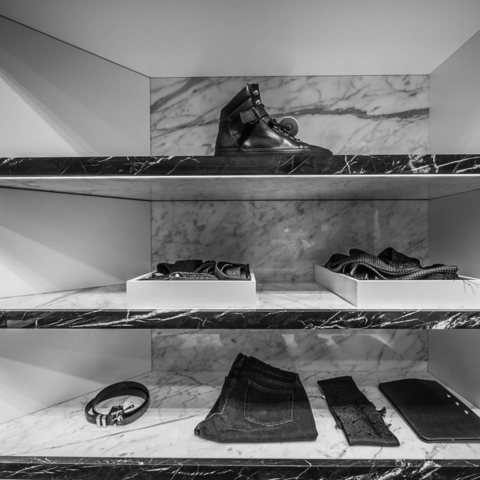Фото - Бутик одежды The Kooples, г. Москва  | Ниша с обувью и одеждой