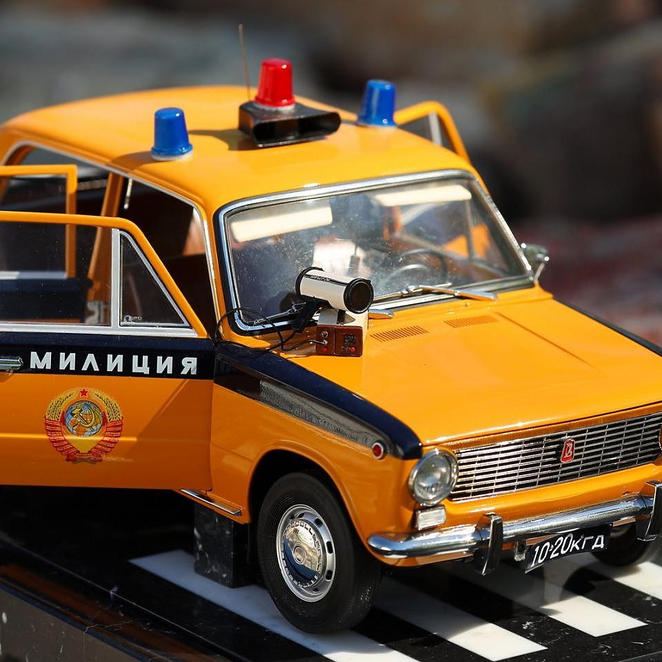 Коллекционные машинки на мраморном пьедестале | Фото - Коллекционные машинки на мраморном пьедестале |