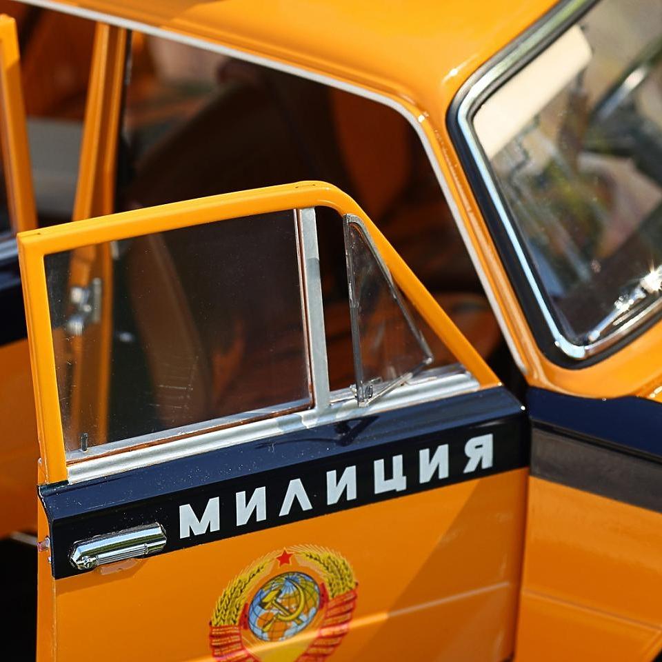 Коллекционные машинки на мраморном пьедестале | Фото - Коллекционные машинки на мраморном пьедестале |