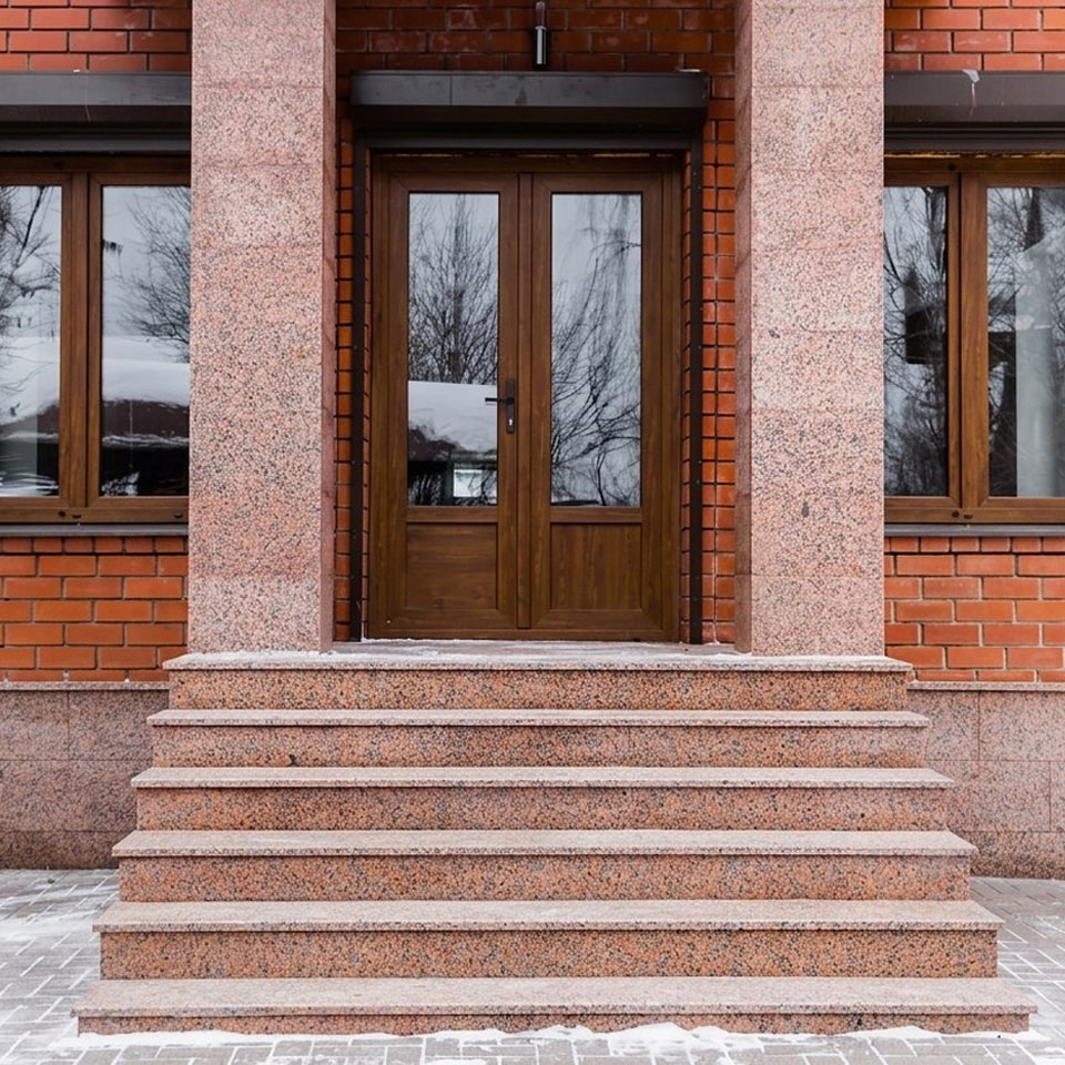 Входная лестница из гранита Джи 562 / Мэйпл Ред в частном подмосковном доме