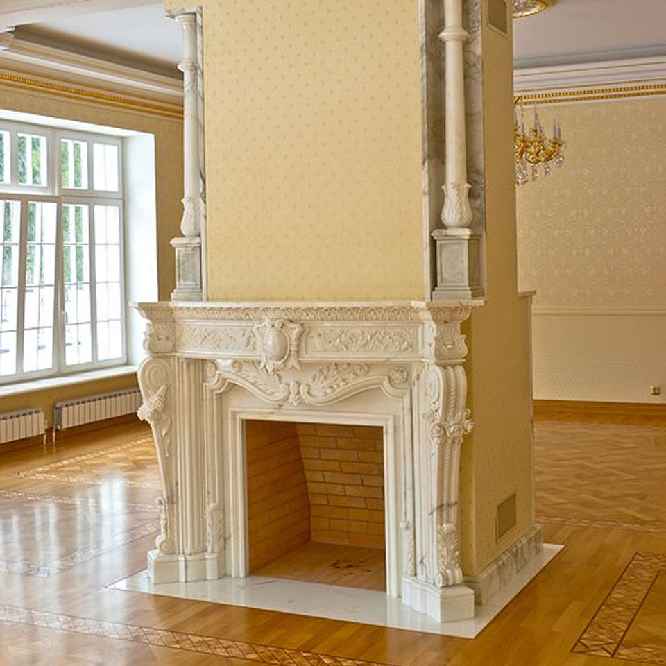 Резной камин из мрамора Бьянка Каррара Статуарио